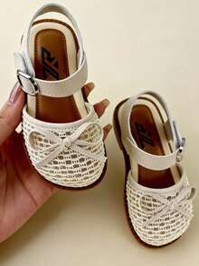 2024夏季新款女童公主风甜美蕾丝镂空蝴蝶结魔术贴凉鞋，米色仿皮蕾丝包头平底凉鞋，舒适透气，方便穿脱，适合日常穿着、上学、参加派对等场合，是夏季必备单品，也是热门女童凉鞋款式，时尚公主风设计，柔软鞋底，不伤脚，是节日送礼的理想之选。 - 米色 - 查看 4