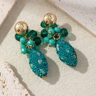 一对手工制作的法式奢华水钻镶嵌贝壳纹理水滴形串珠耳环，适合婚礼、正式场合和日常佩戴。纯手工制作，形状、颜色和图案位置略有差异。