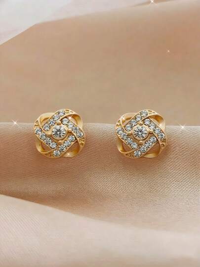 一对精致小巧的幸运四叶草耳环，散发淡淡清香，优雅百搭，时尚奢华，适合约会、宴会等各种场合，是送给她的百搭精致珠宝礼物。