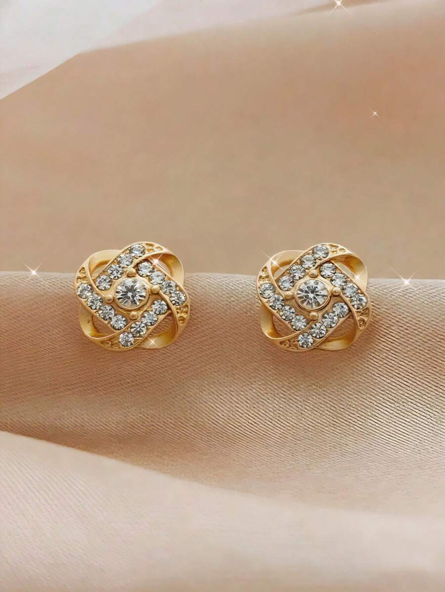 一对精致小巧的幸运四叶草耳环，散发淡淡清香，优雅百搭，时尚奢华，适合约会、宴会等各种场合，是送给她的百搭精致珠宝礼物。 - 金色 - 查看 1