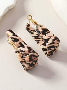 1 par de pendientes de aro geométricos cuadrados tejidos con estampado de leopardo, adecuados para el uso diario casual de las mujeres, a juego con los atuendos