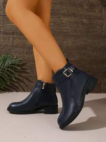 大码女士秋冬皮革纹理短靴，金属搭扣简约设计，提升时尚感；侧拉链方便穿脱；粗跟舒适；保暖内衬；经典配色，永不过时；通勤、工作、外出皆宜；优雅英伦风踝靴 - 黑色 - 查看 6