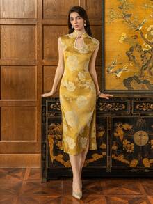 Faeriesty 这款精致的新款中式旗袍连衣裙，采用优雅的立领设计，别致的短袖，标志性的侧开衩，以及闪耀的珍珠装饰，使其成为婚礼招待会、盛大晚宴、正式晚宴、派对、颁奖典礼和上流社会活动的完美之选。它也是新年和情人节派对的理想之选。夏季 - 黃色 - 查看 3