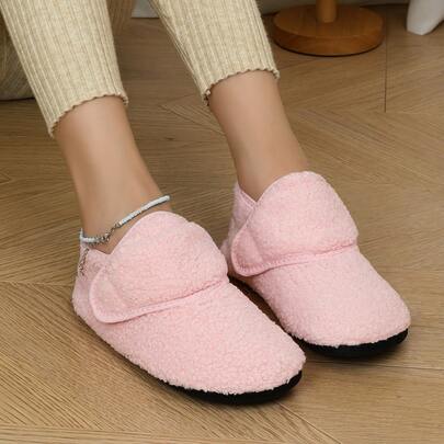 柔粉色绒毛保暖室内拖鞋，防滑家居鞋，亲肤保暖软底鞋，穿着舒适。采用甜美的粉色设计，打造秋冬季时尚室内单品，兼具温暖与时尚感。