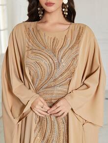 UNITHORSE 女款【随机剪裁】圆领蝙蝠袖长裙新款奢华高端优雅亮片蕾丝拼布哑光缎面女式长袍连衣裙 - 香檳色 - 查看 5