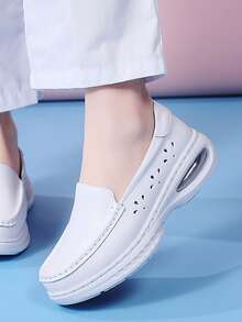 Zapatos de enfermera para mujer, zapatos blancos pequeños sin cordones, zapatos minimalistas de unicolor para caminar al aire libre para damas, súper ligeros con amortiguación de aire, suela blanda antideslizante para el trabajo, zapatos deportivos casuales, zapatos de cuero perforado, primavera/verano - Hueco blanco - Ver 3