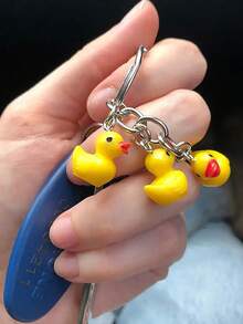 Mini chaveiro fofo com pingente de pato de desenho animado, acessório para uso diário em bolsas ou carros, estilo anos 2000, perfeito para mochilas escolares, ideal para presentear colegas de classe ou amigos. - Multicolorido - Ver 2