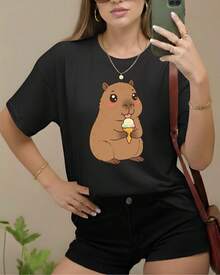 Camiseta Feminina 100% Algodão Estampa Capivara Fofinha Tomando Sorvete T-Shirt Manga Curta Gola Redonda Moda Cute Casual Confortável e Estilosa Preto - Preto - Visão 1