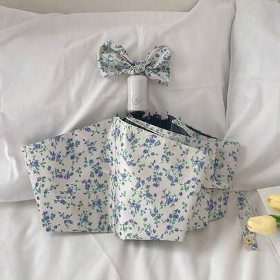 自动折叠8骨加固黑色涂层雨伞，饰以红蓝碎花图案，适合日常通勤、防雨防晒。