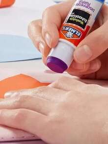 Elmer's Pegamento En Barra Elmers Color Morado, Lápiz Adhesivo escolar en barra de color morado que sirve para ver donde estas pasando la barra facilita el uso,  con secado en color transparente, Lapiz Adhesivo Elmers School Glue De 6 Gr - Morado Violeta - Ver 2