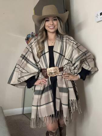 1件秋冬时尚条纹流苏女士保暖斗篷披肩，百搭街头风外套，适合户外日常穿着