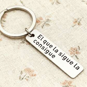 1pc Spanish Inspirational Quote Keychain, "El Que La Sigue La Consigue", Stainless Steel Mirror Engraved Elegant Pendant, Perfect Accessory, Gift For Friends, Family, Suitable For Gatherings, Christmas