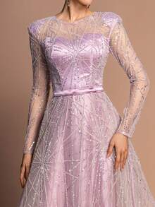 Faeriesty 奢华圆领长袖A字型晚礼服，饰以精致串珠和羽毛纹理细节 | 飘逸的正式礼服，腰部收紧设计 | 完美适用于红毯活动、黑领结晚宴、奢华婚礼、颁奖典礼和高端时装秀 - 淡紫色 - 查看 5