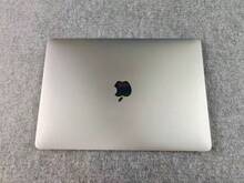 Apple 苹果公司出售一台 2020 年款 13 英寸 MacBook Pro，配备 16GB 内存和 512GB 固态硬盘。