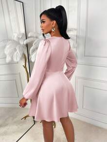 AIJ 这款优雅的纯色V领修身A字缎面亮面迷你裙，配以泡泡袖，是春秋季的完美之选。适合派对、日常通勤、圣诞节、新年、情人节等各种场合。粉色 - 粉色 - 查看 2