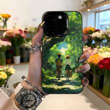 Cubierta de telefono con diseño de anime para iPhone verde con imagen de dos personas en bicicleta bajo un arbol en un bosque soleado ideal para amantes de la naturaleza y el arte animado Aplicable a los teléfonos de la serie Apple y Galaxy - Negro - Ver 1