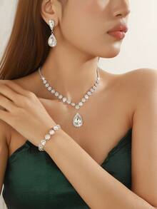 5件套女士首饰套装，包括项链、耳环、手链和单肩包，镶嵌闪亮水钻，饰以水滴向日葵设计元素，另配女士晚宴手拿包，百搭新娘婚礼钱包，适合派对、婚礼、舞会、宴会等场合，可搭配婚纱、礼服、晚礼服、生日礼服、派对礼服。 - 白色 - 查看 2