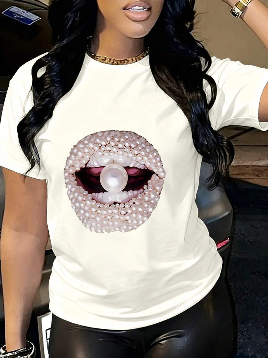 Camiseta informal negra flocada para mujer, de largo regular, con estampado único de labios perlados, cuello redondo y manga corta. - Beis - Ver 1