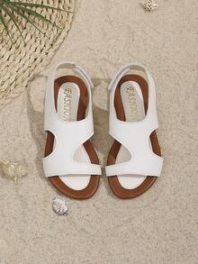 一双儿童露趾后跟凉鞋 - 黑白经典设计，简约时尚，休闲舒适。是校园生活、夏季郊游、公园漫步和海滩散步的绝佳选择，并且可以轻松搭配各种服装。