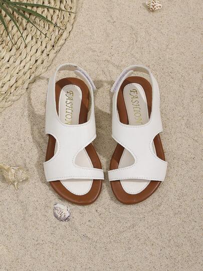 一双儿童露趾后跟凉鞋 - 黑白经典设计，简约时尚，休闲舒适。是校园生活、夏季郊游、公园漫步和海滩散步的绝佳选择，并且可以轻松搭配各种服装。