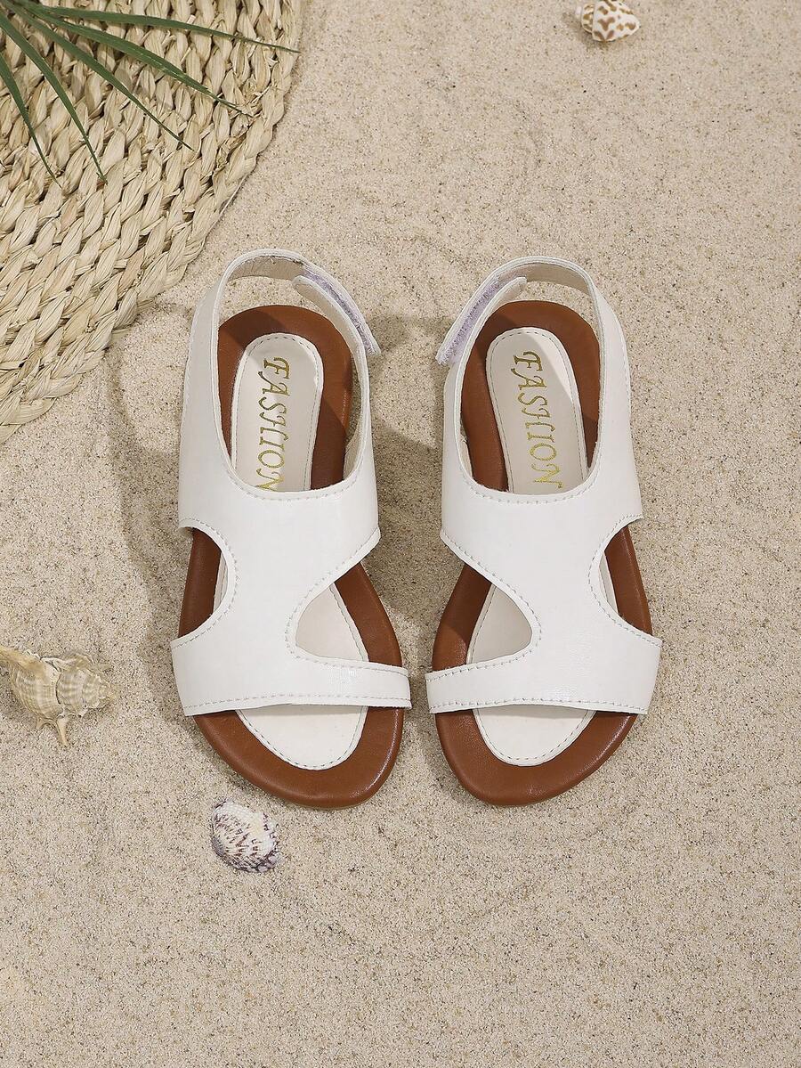 一双儿童露趾后跟凉鞋 - 黑白经典设计，简约时尚，休闲舒适。是校园生活、夏季郊游、公园漫步和海滩散步的绝佳选择，并且可以轻松搭配各种服装。