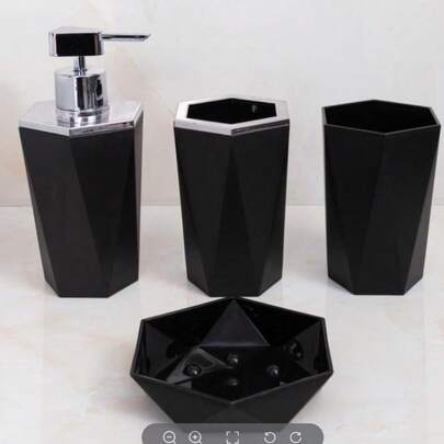 Kit de baño completo con vaso hidráulico (8.5*17*6.5 cm), taza de enjuague bucal (8.5*12*6.5 cm), vaso de uso general (8.5*11.5*6.5 cm) y jabonera (12*2.7*10 cm), ideal para equipar tu baño con estilo y funcionalidad