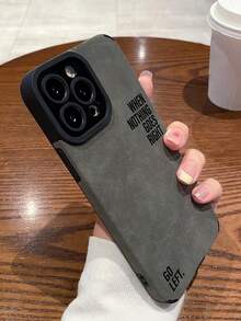 Esta funda está fabricada en piel de ante y TPU, y está decorada con el eslogan motivador <<WHEN NOTHING GOES RIGHT, GO LEFT» (Cuando nada sale bien, ve a la izquierda). Compatible con los modelos  16E, 15, 14, 13, 12, 11/Pro/PLUS/PROMAX, ofrece protección a prueba de golpes, caídas y manchas. Un accesorio esencial para uso personal o para regalar. Perfecto para San Valentín, Halloween, Navidad, Año Nuevo y todas las ocasiones festivas. - Gris - Ver 4