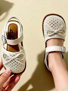 2024夏季新款女童公主风甜美蕾丝镂空蝴蝶结魔术贴凉鞋，米色仿皮蕾丝包头平底凉鞋，舒适透气，方便穿脱，适合日常穿着、上学、参加派对等场合，是夏季必备单品，也是热门女童凉鞋款式，时尚公主风设计，柔软鞋底，不伤脚，是节日送礼的理想之选。 - 米色 - 查看 7