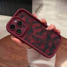 Funda para teléfono con diseño de murciélago en vuelo, compatible con teléfonos ,  17,  16 Pro Max,  15 Pro Max,  13 y  12. Fabricada en TPU para una protección eficaz contra golpes y caídas. Un regalo ideal para familiares, amigos, seres queridos, parejas y para Halloween. - Burdeos - Ver 5