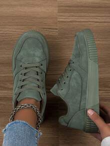 女士休闲低帮运动鞋，舒适、时尚、透气、软底、轻便，适合日常穿着，也可作滑板鞋。