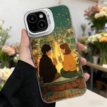Cubierta de teléfono con diseño de pareja sentada en banco con bebidas iluminadas por luces cálidas color verde oscuro y detalles dorados para uso diario y ocasiones románticas Aplicable a los teléfonos de la serie Apple y Galaxy - Blanco - Ver 7