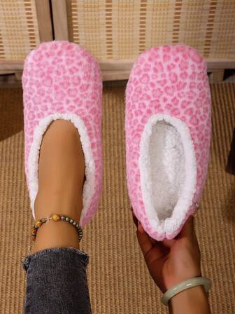 1双女士豹纹印花休闲套脚舞鞋，不对称/不对称图案，舒适室内拖鞋，适合秋冬季节，毛绒拖鞋
