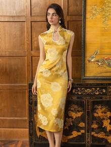 Faeriesty 这款精致的新款中式旗袍连衣裙，采用优雅的立领设计，别致的短袖，标志性的侧开衩，以及闪耀的珍珠装饰，使其成为婚礼招待会、盛大晚宴、正式晚宴、派对、颁奖典礼和上流社会活动的完美之选。它也是新年和情人节派对的理想之选。夏季 - 黃色 - 查看 4