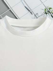 Esta nueva camiseta de manga corta para niñas, 100% algodón, luce un estampado navideño y un corte holgado, informal y versátil. Confeccionada con un tejido suave y delicado con la piel, es suave con la piel sensible de tu hija, permitiéndole moverse con libertad y comodidad durante las reuniones familiares navideñas, los eventos escolares o los juegos al aire libre. - Blanco - Ver 3