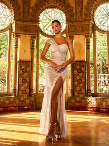 Faeriesty 奢华单肩晚礼服，饰以串珠，不对称无肩带领口，美人鱼廓形，层叠串珠和亮片点缀，大胆的高开衩设计，适合盛大晚宴、婚礼宴会、舞会和红毯活动等正式场合，尽显优雅气质。 - 香檳色 - 查看 6