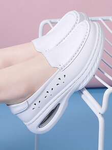 Zapatos de enfermera para mujer, zapatos blancos pequeños sin cordones, zapatos minimalistas de unicolor para caminar al aire libre para damas, súper ligeros con amortiguación de aire, suela blanda antideslizante para el trabajo, zapatos deportivos casuales, zapatos de cuero perforado, primavera/verano - Hueco blanco - Ver 2