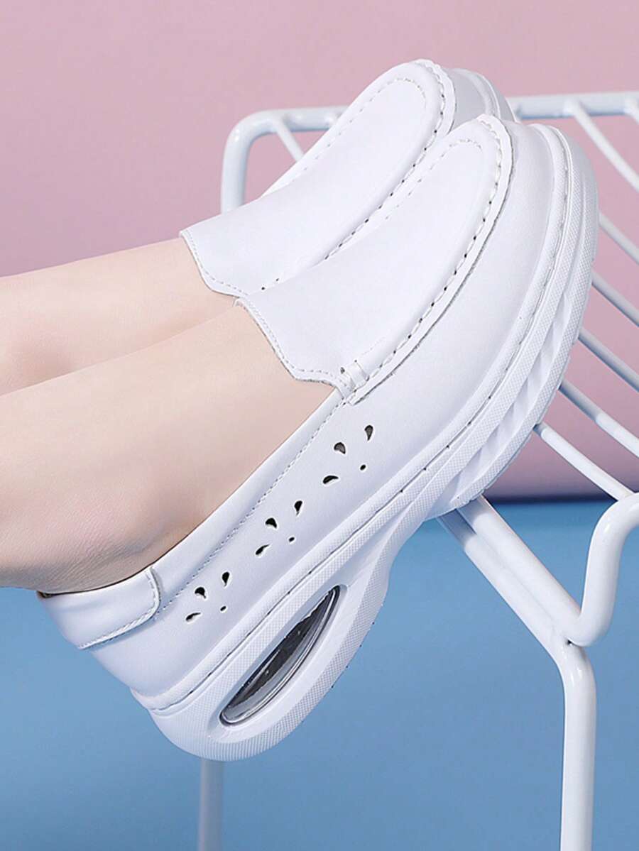 Zapatos de enfermera para mujer, zapatos blancos pequeños sin cordones, zapatos minimalistas de unicolor para caminar al aire libre para damas, súper ligeros con amortiguación de aire, suela blanda antideslizante para el trabajo, zapatos deportivos casuales, zapatos de cuero perforado, primavera/verano