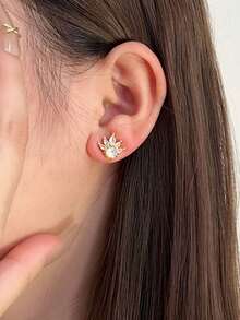 一对优雅金色花朵耳钉，闪亮水晶花蕊设计，铜质材质，不褪色且低过敏性，送给她的浪漫礼物 - 金色 - 查看 3