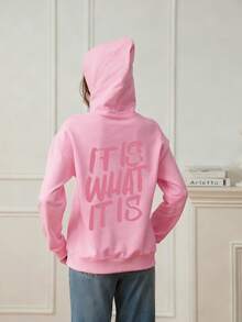 女士时尚秋冬连帽套头卫衣，柔软舒适，保暖内衬，休闲百搭。学院风印花图案，尽显青春活力。适合跑步、休闲、聚会、派对等各种场合。秋冬季保暖舒适，适合跑步、运动等活动。宽松加厚连帽设计，街头风十足，户外穿着也十分合适，是秋冬季的理想之选。 - 粉色 - 查看 2