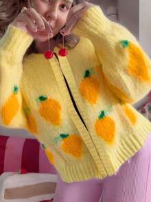 Plus-Size Women's Fall And Winter Butter Yellow Fashionable Long-Sleeve Knitted Cardigan, With Mango Jacquard Color-Blocking Design, Ideal For Sweet And Casual Daily Wear And School Outfits.