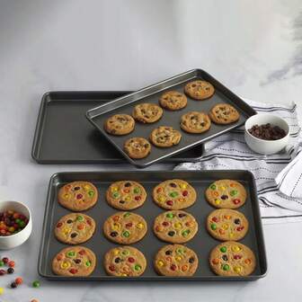优质碳钢不粘烤盘 - 烘焙面包和蛋糕的理想之选，经久耐用，厨房必备品