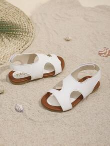 一双儿童露趾后跟凉鞋 - 黑白经典设计，简约时尚，休闲舒适。是校园生活、夏季郊游、公园漫步和海滩散步的绝佳选择，并且可以轻松搭配各种服装。