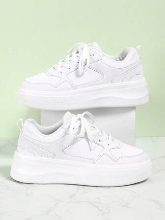 经典时尚纯白男士小号运动鞋，休闲滑板鞋，个性化简约百搭低帮系带设计，EVA加厚鞋底增高减震，运动鞋，适合日常外出和通勤，是新年和圣诞节的完美礼物。