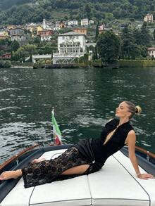 Vestido longo elegante estilo cheongsam com gola mandarim, sem mangas, decote profundo e sensual, cintura marcada, fenda na barra e detalhes em renda floral preta. Ideal para o Natal, Dia de Ação de Graças, Dia dos Namorados, Ano Novo, festas de fim de ano e outras ocasiões especiais.