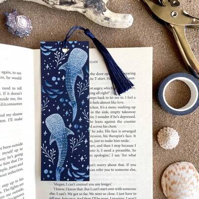 2/10/20 قطعة إشارة كتاب على شكل حوت قرش، هدية للقراء، قرطاسية الحياة البحرية مع شراشيب، هدايا رومانسية داكنة للقراء، هدايا أدبية مستوحاة من الرومانسية للمحبين للكتب، اكسسوارات الكتب، هدايا قراءة مضحكة للبالغين والمعلمين، مستلزمات حفلات الكتب، عيد الميلاد، لوازم تجليد الكتب، اكسسوارات التدوين، عودة إلى المدرسة