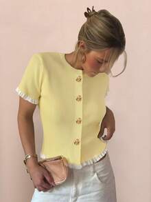 Blusa de punto de verano para mujer con diseño de botones en las orejas y el borde, en color amarillo crema. Blusa de punto elegante y casual de manga corta, adecuada para citas y uso diario.
