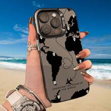 Un diseño grabado con láser de rutas de vuelo de aviones, adecuado para los modelos de Apple 16, 15, 14, 13, 12, 11, XS, XR, X, 7, 8, Mini, Plus, Pro, Max y SE. Perfecto como regalo para cumpleaños, para tu novia, novio, amigos o incluso para ti mismo. Carcasa de teléfono artística - Negro - Ver 1