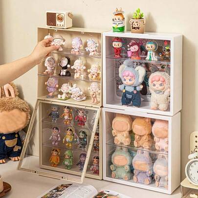 透明な人形用ディスプレイケース、人形収納ソリューション、壁掛け棚、吊り下げラック。人形のディスプレイに最適です。誕生日プレゼントやご友人へのプレゼントに最適です。コレクターやインテリア愛好家にも最適です。モダンでミニマルなデザイン。耐久性のあるアクリル製、透明収納、人形ホルダー、壁掛け収納。コレクターへの贈り物やインテリア愛好家にも最適です。