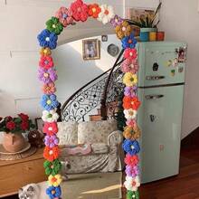 Decor floral colorat lucrat manual, decor pentru ramă de oglindă pentru podea, oglindă pe toată lungimea cu margine de floare pufoasă, kit de transformare a oglinzii DIY. Oferim bandă dublu adezivă acrilică, inclusiv bandă cu puncte rotunde, bandă fără reziduuri și bandă fără nanoreziduuri. Doar câteva puncte nu vor deteriora rama oglinzii și nu vor lăsa reziduuri de lipici. Te ajută să-ți decorezi oglinda și să o faci mai frumoasă.