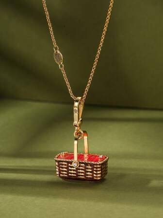 1 pièce Collier pendentif panier de pique-nique en or tressé, ouvert et en émail de luxe à la mode. Accessoire de bijoux personnalisé cool pour femmes et hommes. Cadeau chic pour petite amie, fête des mères, Halloween, Noël